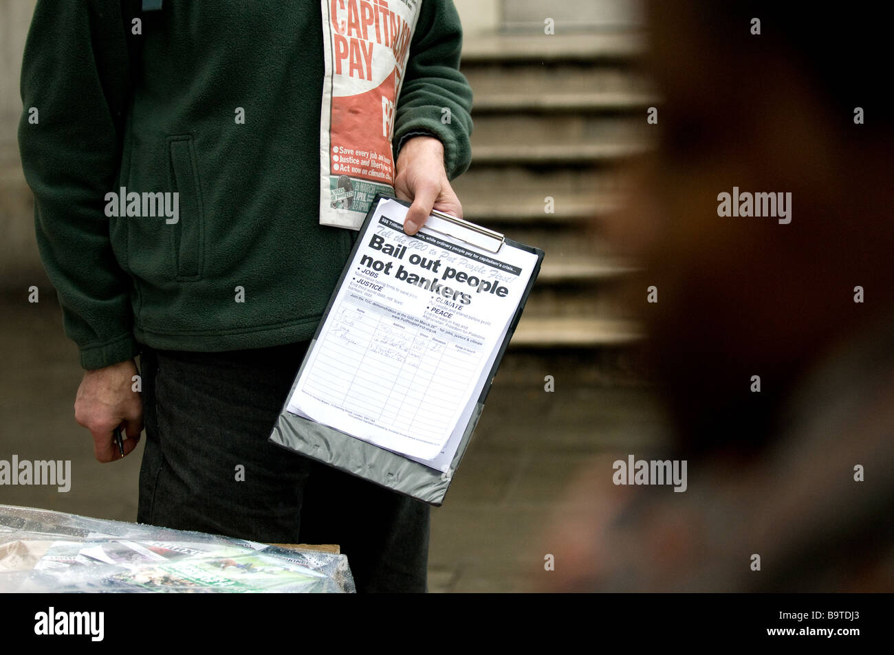 Ein Demonstrant sammeln Unterschriften für seine Petition auf einer Friedensdemonstration Stockfoto