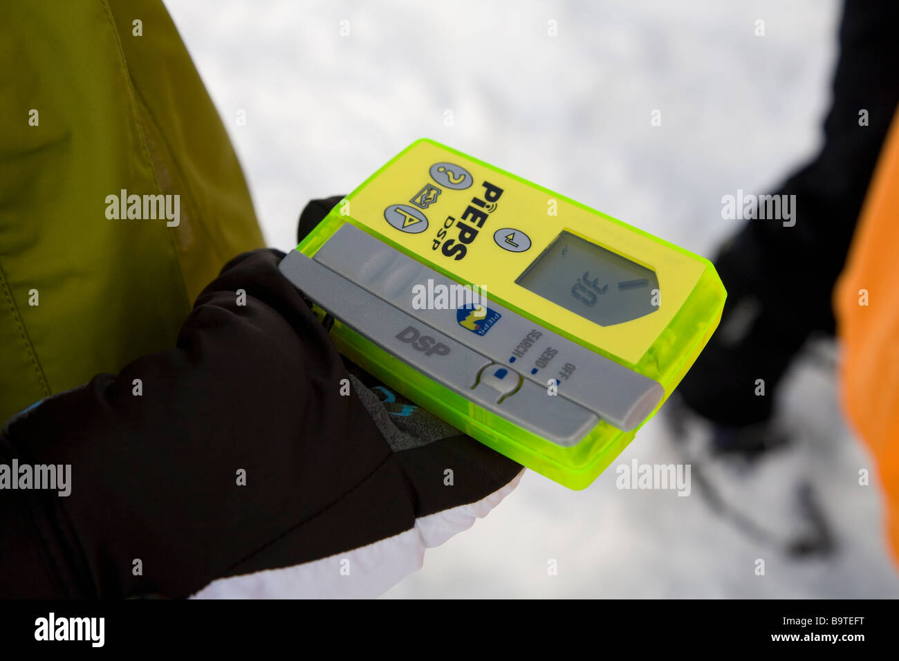 Ein Pieps-Dps-Gerät ist der primäre Einsatz zur Ortung eines Signals von einem Skifahrer gefangen in einer Lawine Stockfoto