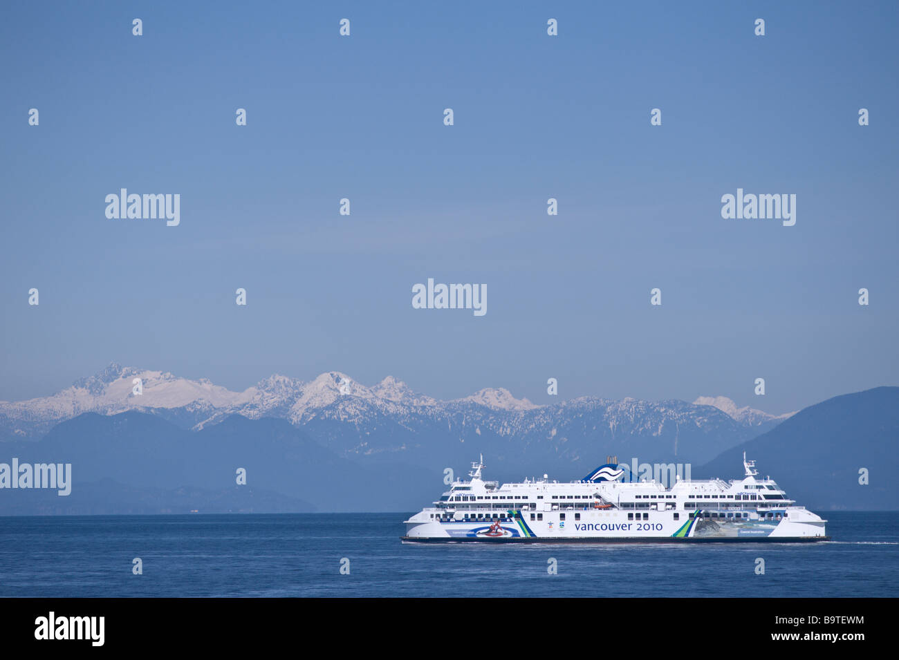 BC Fähren mit Coastal Mountains im Hintergrund als es kreuzt die Straight of Georgia auf Vancouver Island, British Coumbia Stockfoto