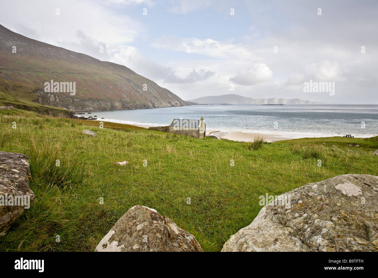 Ferienhaus am Strand Keem. Eine alte Parged Steinhaus steht auf dem Ufer von Keem Strand oder am Strand am Ende des Atlantic Drive Stockfoto