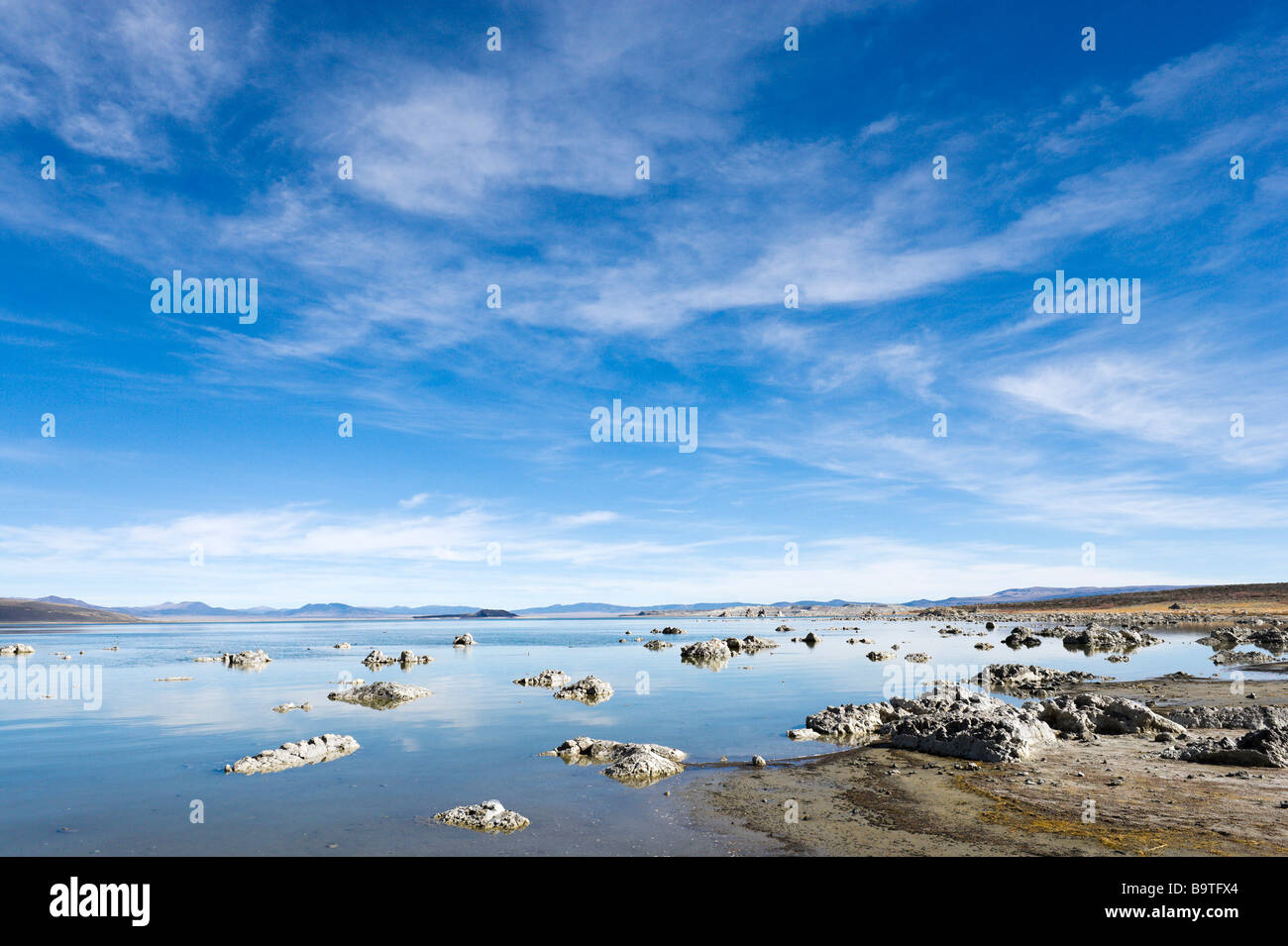Kalktuff-Formationen in Mono Lake nur off uns Highway 395, High Sierra, Kalifornien, USA Stockfoto