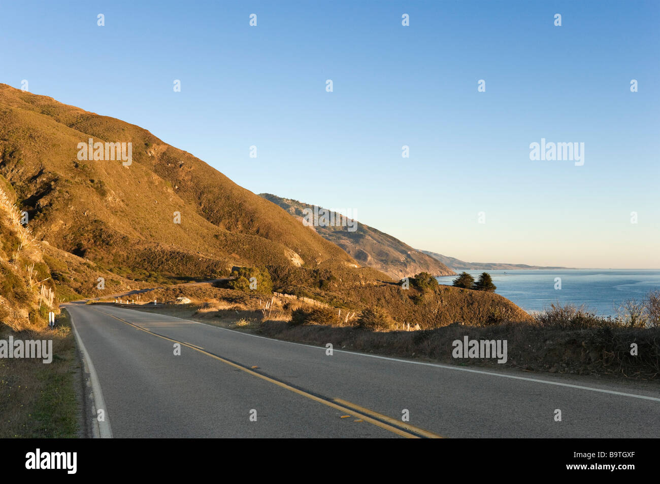 Küste kurz vor Sonnenuntergang, Pacific Coast Highway (Highway 1) in der Nähe von Gorda, Big Sur Küste, Zentral-Kalifornien, USA Stockfoto