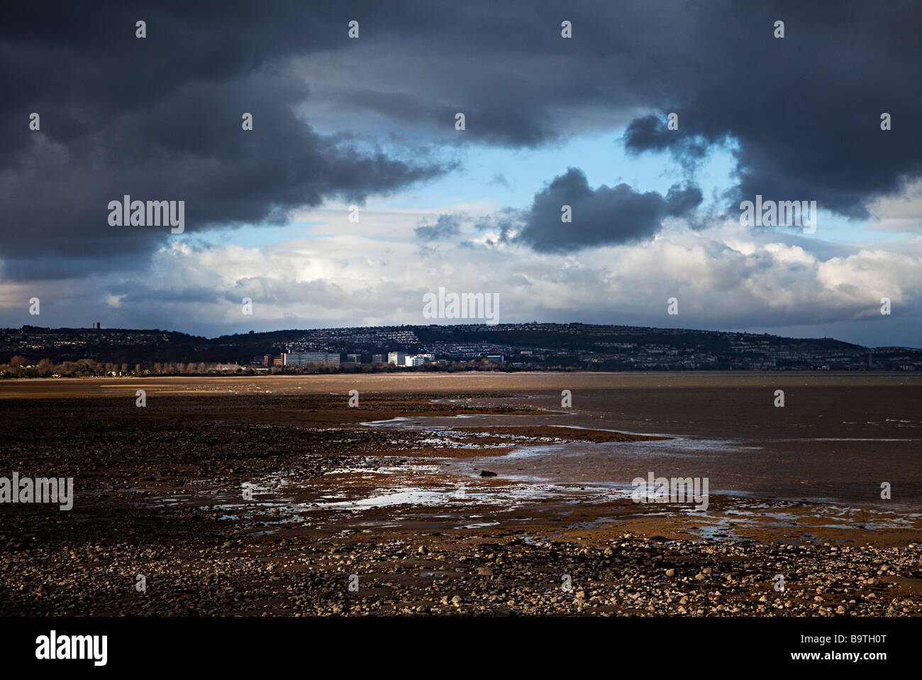 Swansea in Swansea Bay mit Flut heraus und Sturm Wolken Wales UK Stockfoto