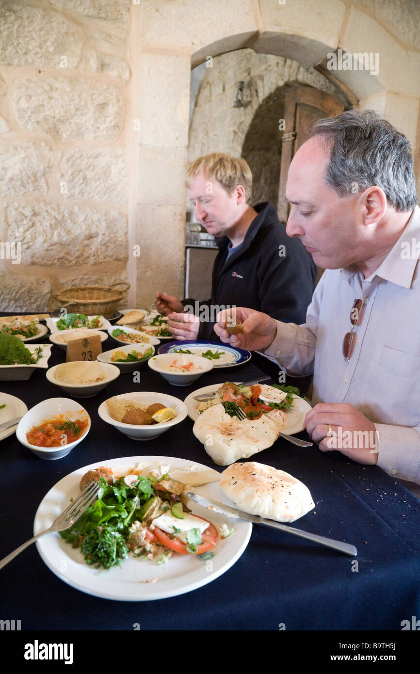 Touristen in einem Jordan Restaurant, Madaba, Jordanien, Nahen Osten Essen Stockfoto