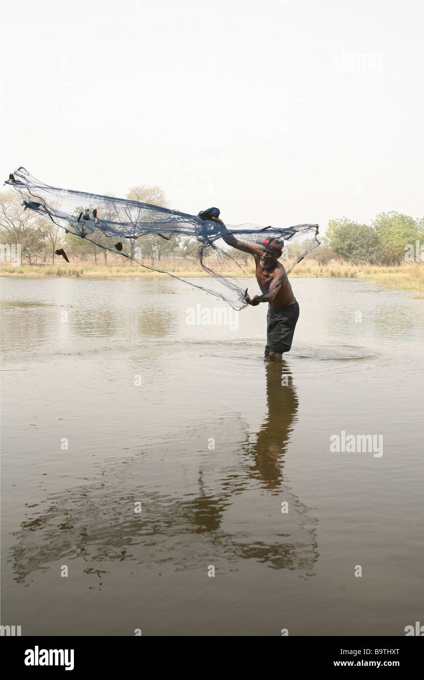 Ein blinder Mann Angeln in einem See im Norden von Ghana, Westafrika Stockfoto