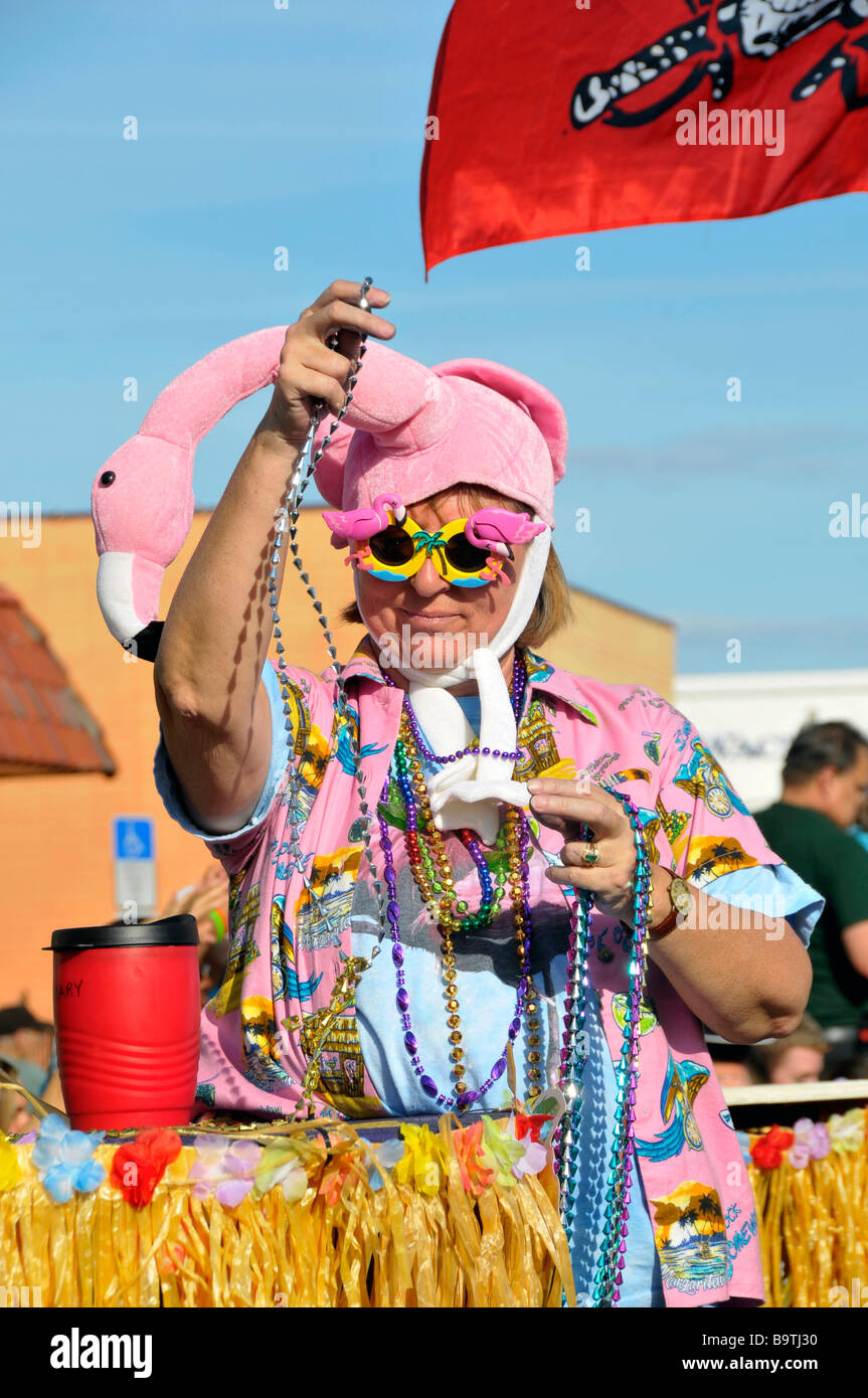 Weiße Frau, gekleidet in Flamingo Kostüm auf Float in Lake Wales Karneval Parade Zentral-Florida USA Stockfoto