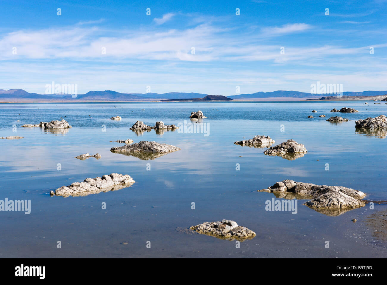 Kalktuff-Formationen in Mono Lake nur off uns Highway 395, High Sierra, Kalifornien, USA Stockfoto