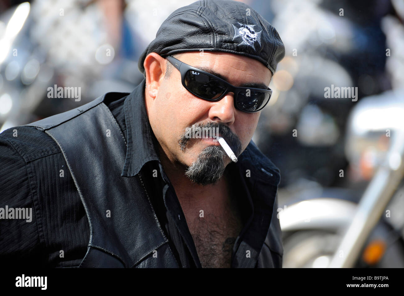 Daytona Beach Florida Biker Woche Motorrad Wallfahrt Porträt des männlichen Rauchen Zigarette Stockfoto