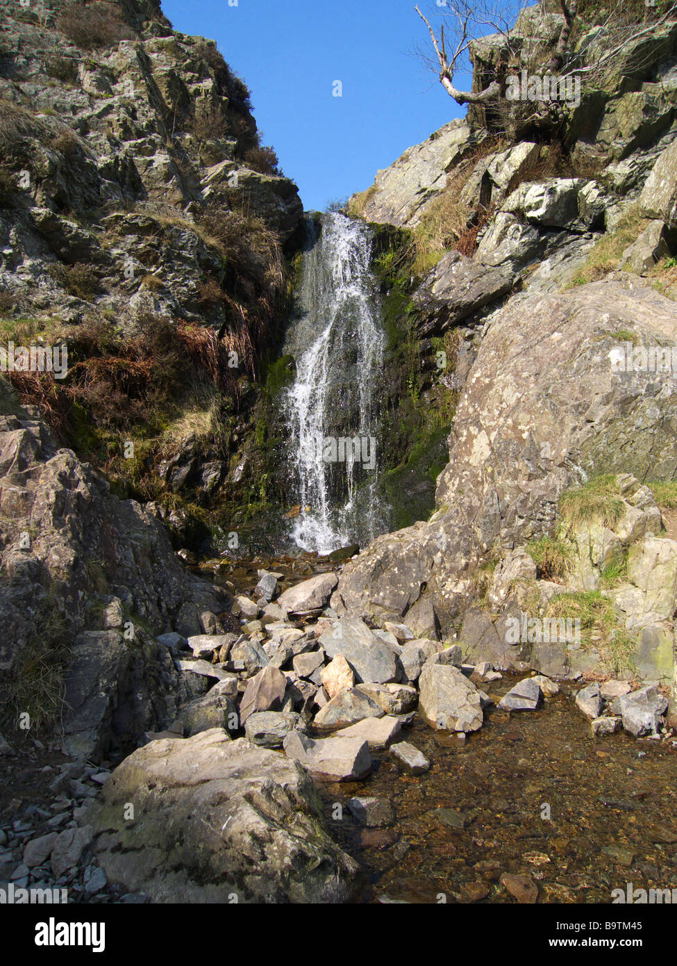 Leichte Auslauf Wasserfall am Kardieren Mill Valley, Shropshire, England Stockfoto