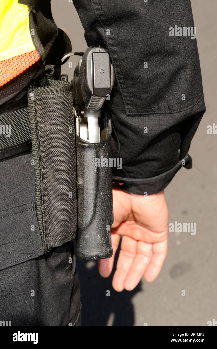 Polizisten tragen Waffe zu verwalten Menschenmenge am Lake Wales Karneval Feier Central Florida Vereinigte Staaten Stockfoto