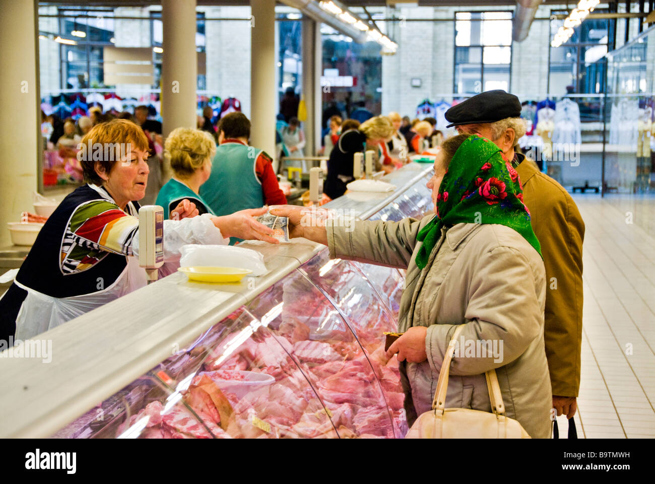 Menschen kaufen Fleisch in einer Markthalle, Vilnius, Litauen, Europa Stockfoto