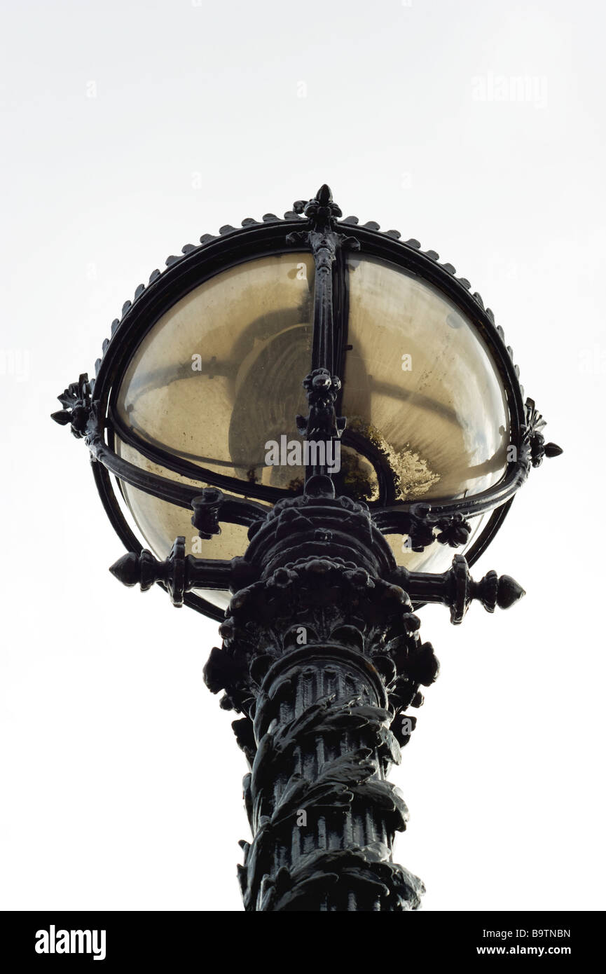 Nahaufnahme eines reich verzierten Lampen auf der viktorianischen Brücke liegt am Hornsey Lane, Brücken der Torbogen Rd unter. Stockfoto