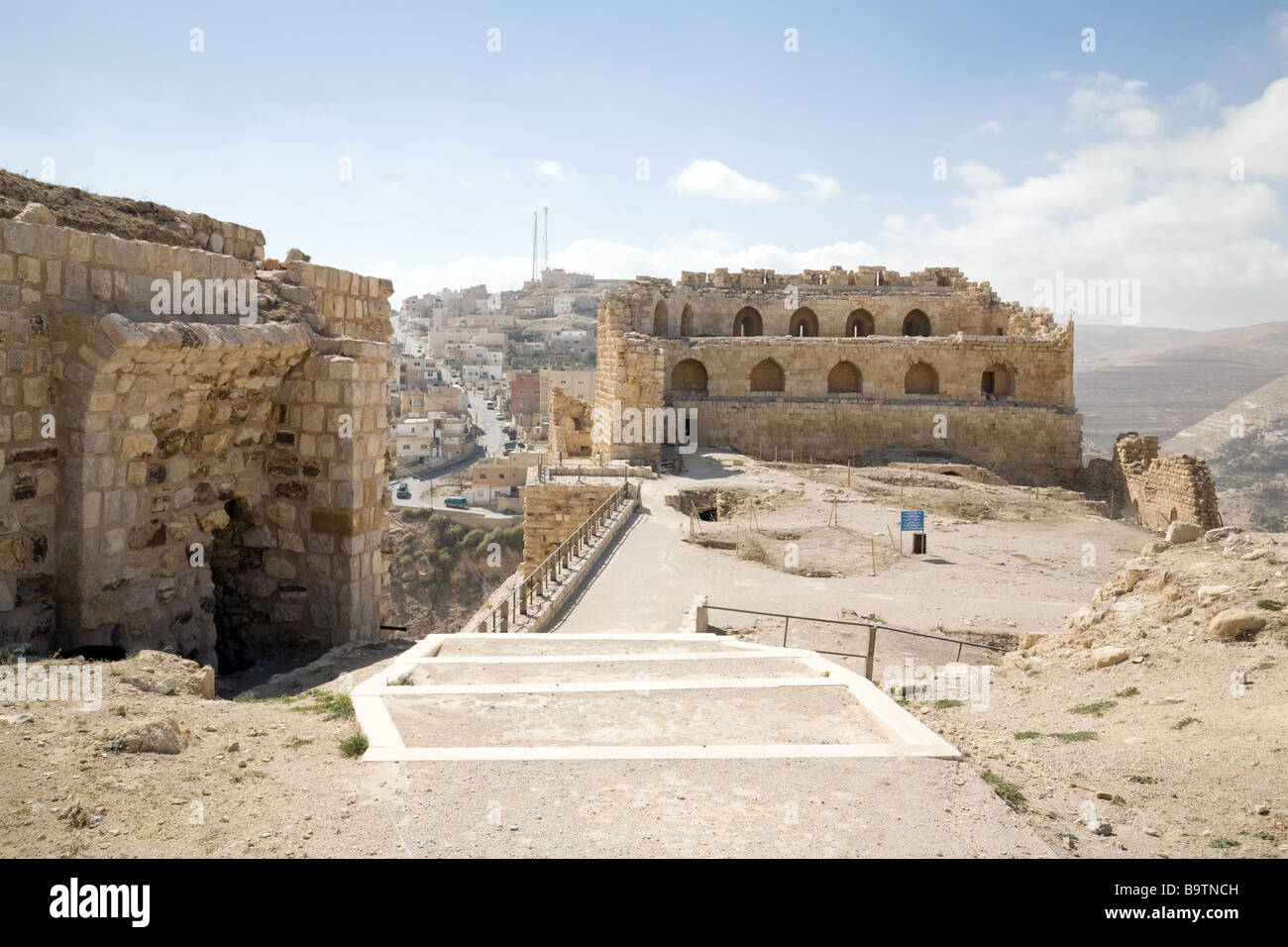 Kerak Burg, mit der modernen Stadt von Kerak im Hintergrund, Jordanien Stockfoto