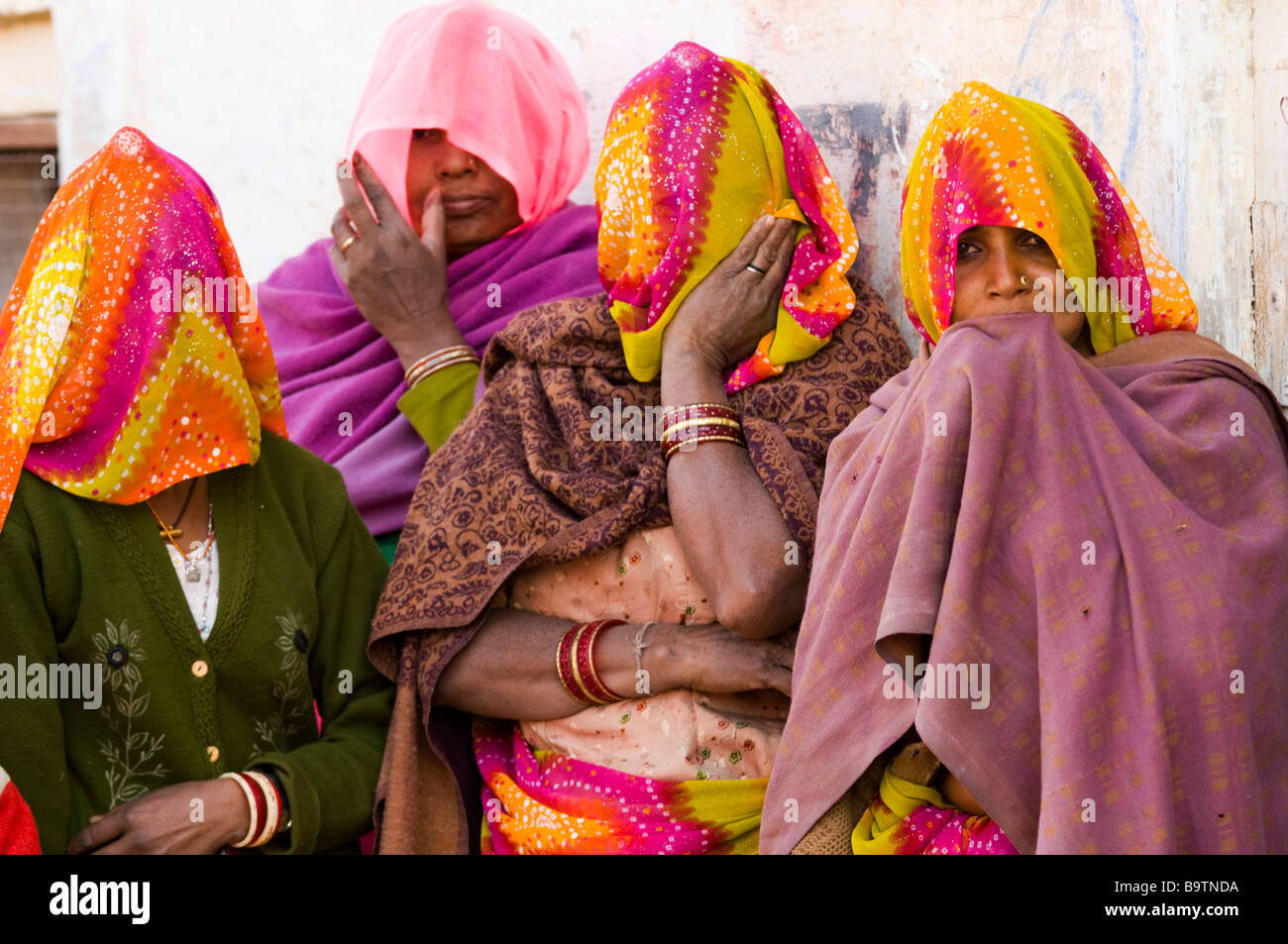 Rajasthani Frauen tragen bunte Saris und Kopf tragen. Stockfoto