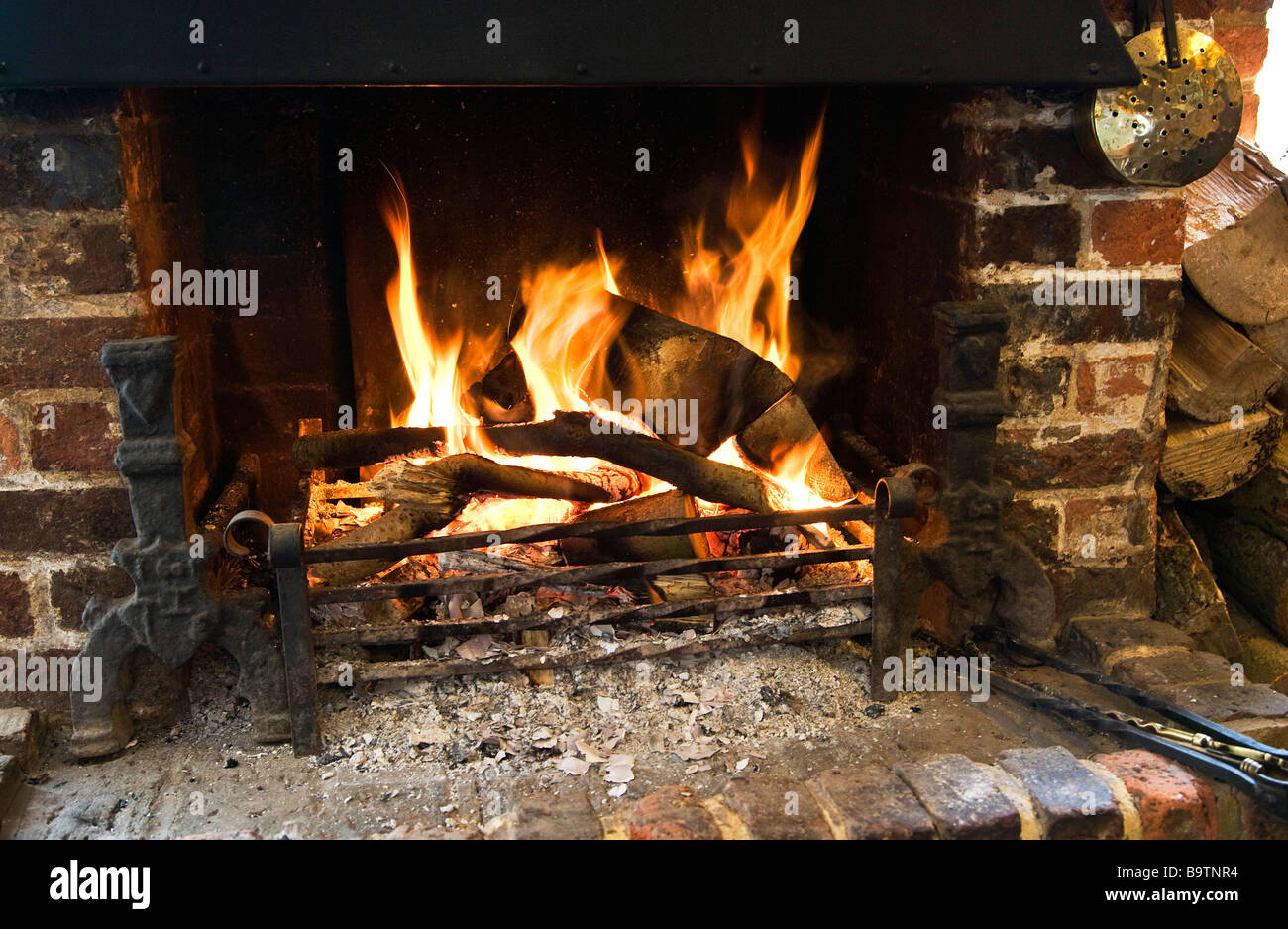 Ein Kaminfeuer brennt in ein Gitter Stockfotografie - Alamy