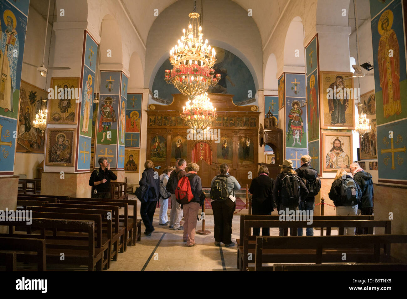Touristen in St. George Church, Madaba, Jordanien Stockfoto