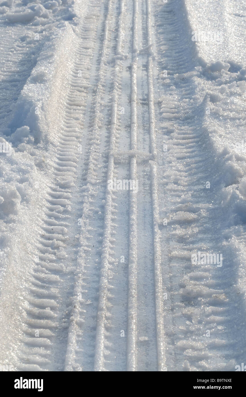 Rad-Wanderwege von Reifen im Schnee Stockfoto