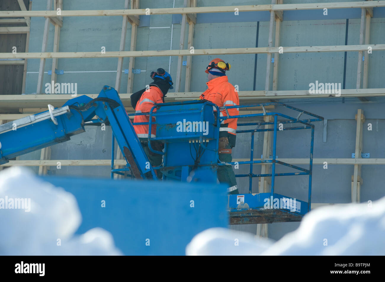Arbeiter auf Baustelle, Dalarna, Schweden Stockfoto