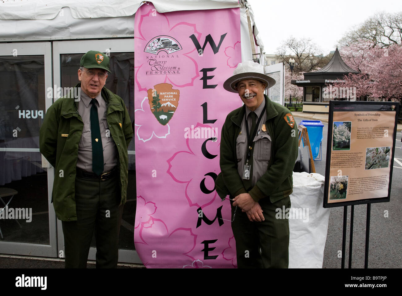 US National Park Rangers posieren vor 2009 National Cherry Blossom Festival willkommen Zelt Stockfoto
