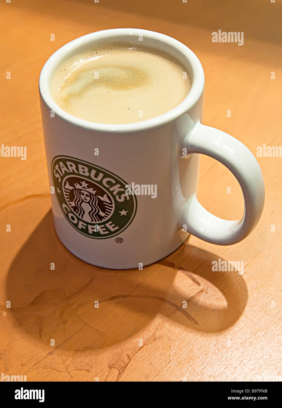 Starbucks Kaffee Tasse auf gefärbten Tisch Stockfoto