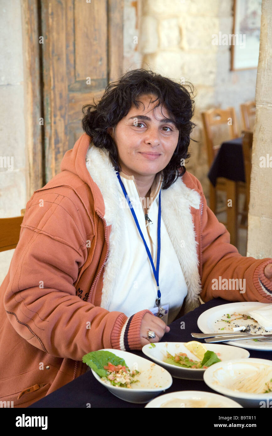 Eine jordanische Frau sitzt in einem Restaurant, Madaba, Jordanien Stockfoto