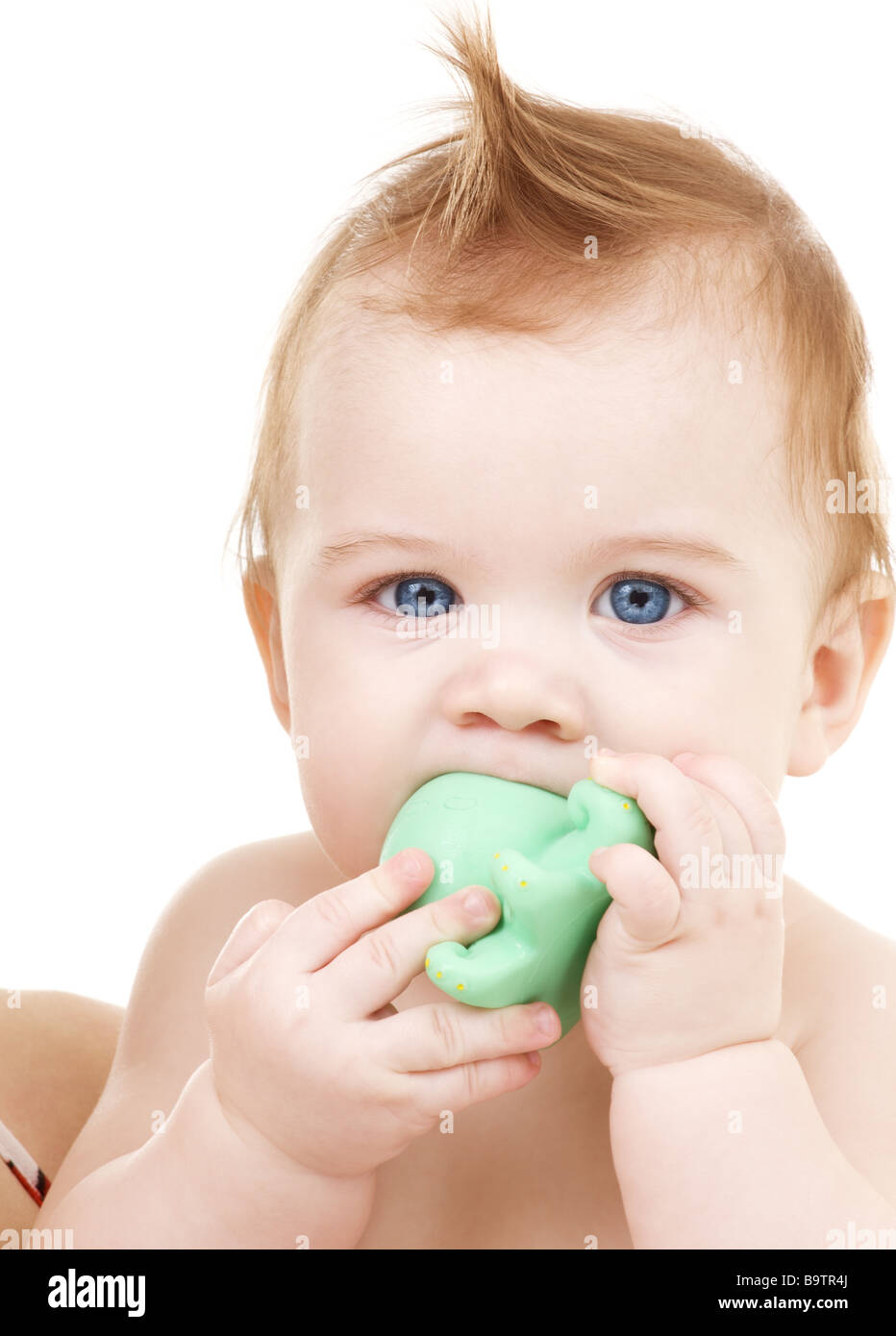 Bild von Baby Boy mit grünen Kunststoff-Spielzeug Stockfoto