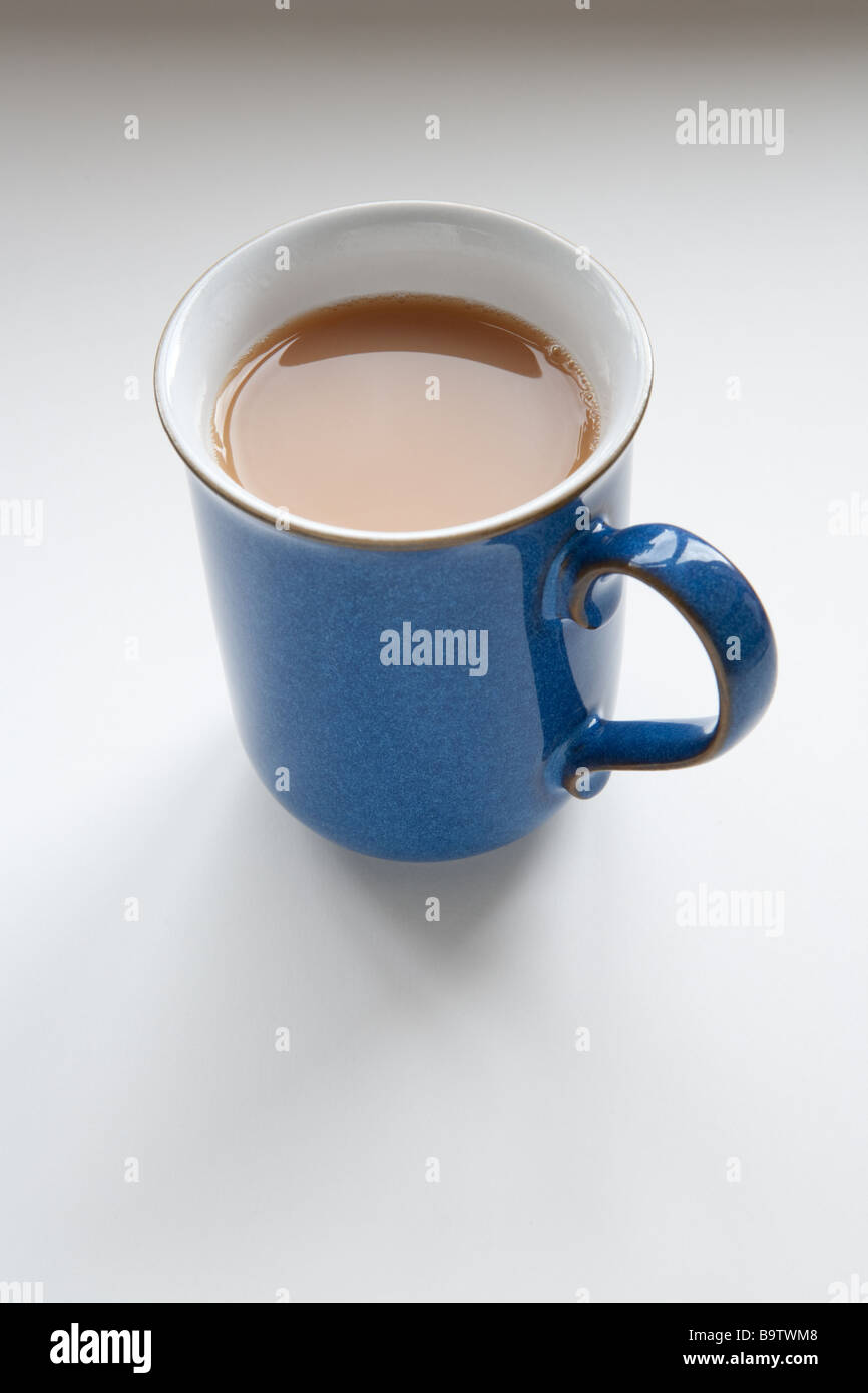 Tasse Tee vor einem weißen Hintergrund Stockfoto