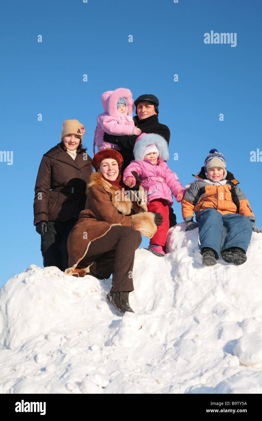 zwei Mütter mit Großvater und seinen Kindern auf Snow-hill Stockfoto