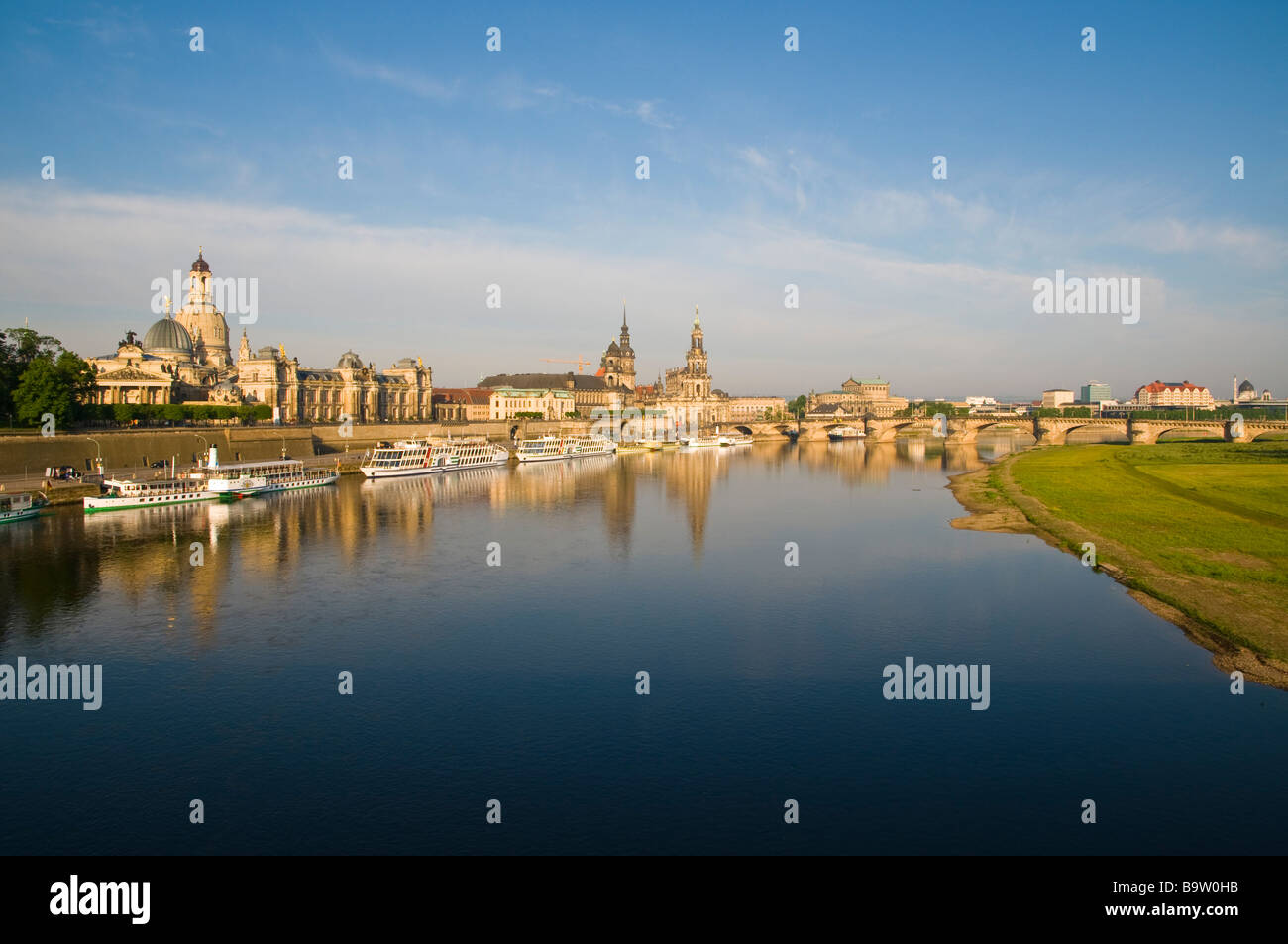 Blick Über Die Elbe Auf Barocke Altstadt Historische Kulisse Brühlsche Terrasse Schaufelraddampfer Dresden Sachsen Deutschland Stockfoto