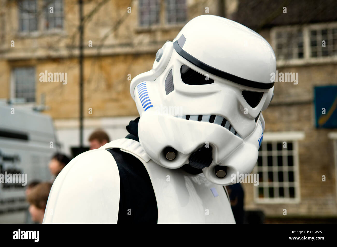 Kopfschuss von einem Star Wars Storm Trooper Charakter an einem Sci-Fi-Tag statt, an der Bradford auf Avon-Bibliothek in Wiltshire Stockfoto