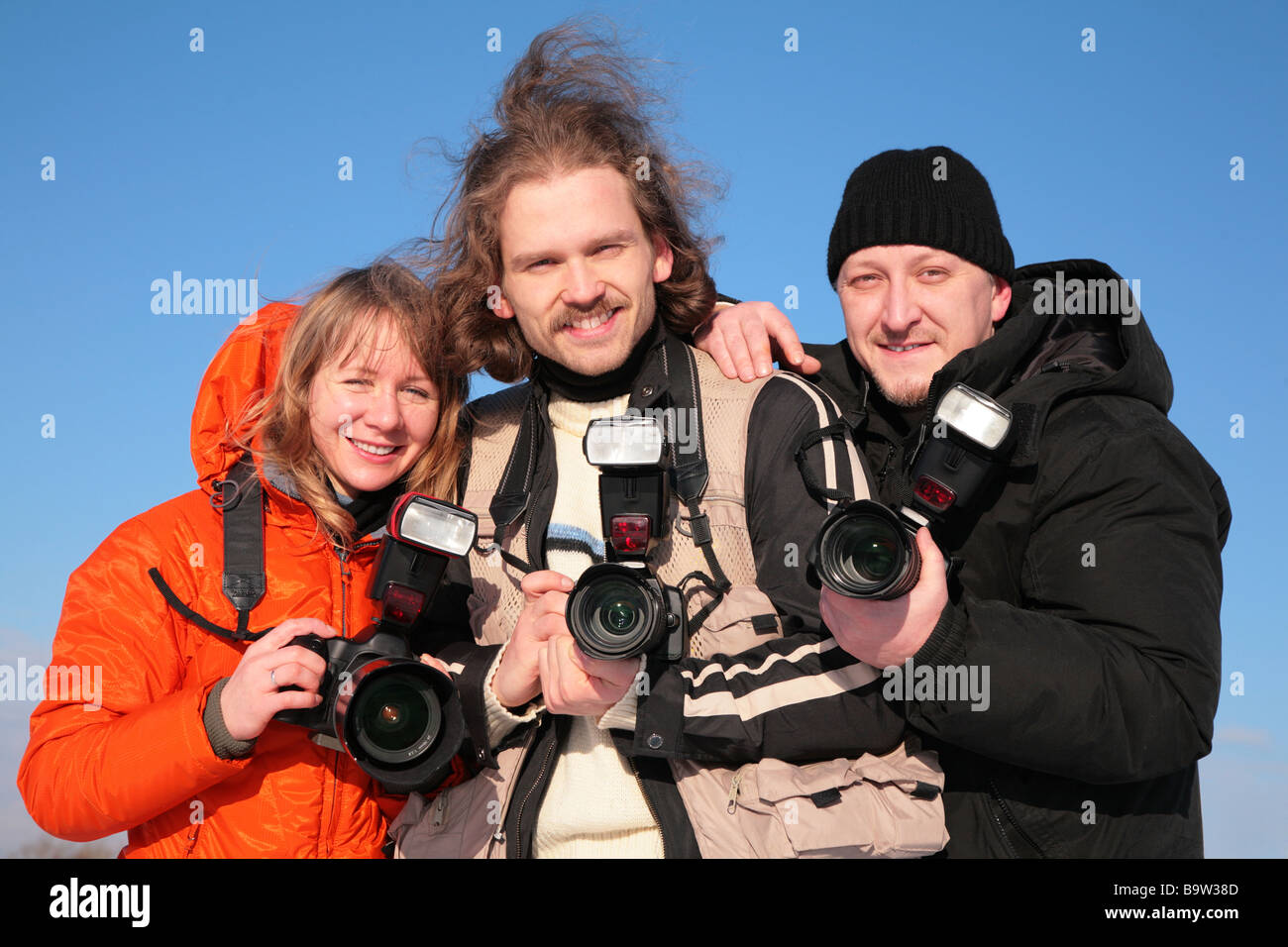 drei Fotografen gegen blauen Himmel 2 Stockfoto