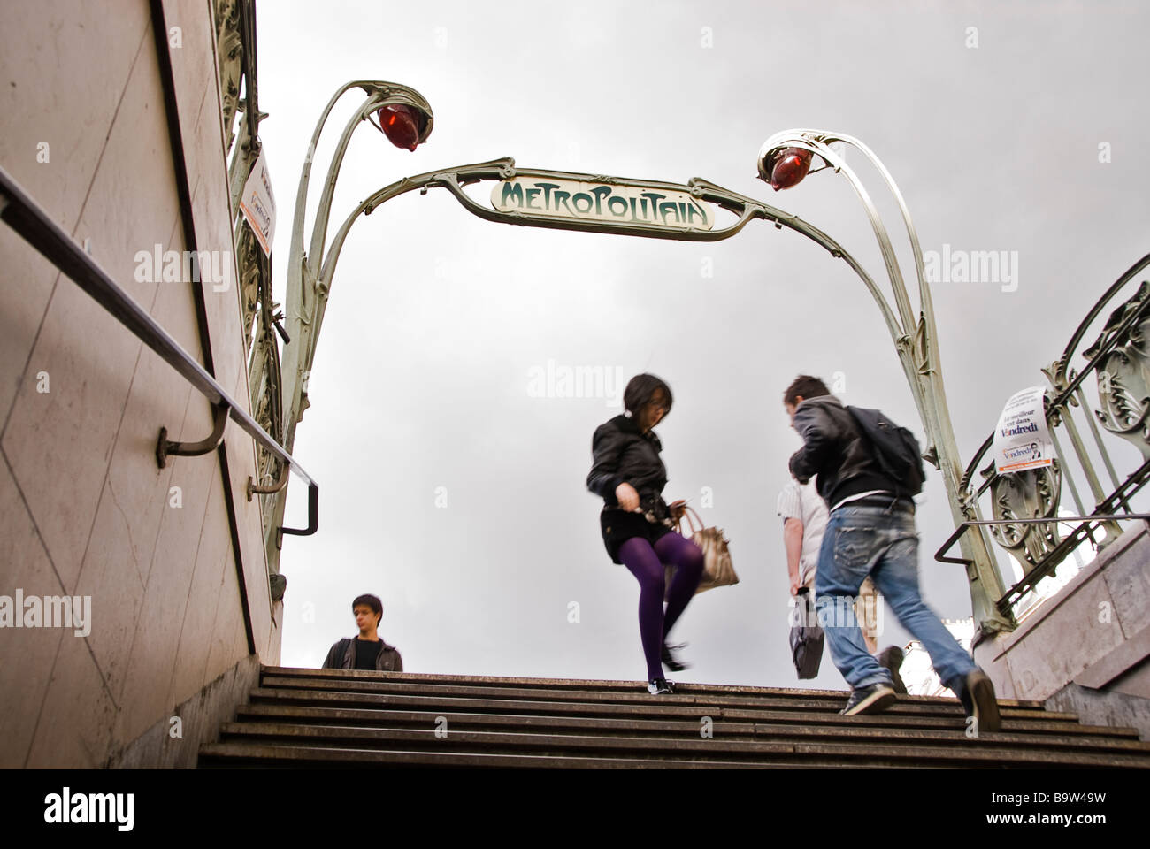 Menschen gehen in die und aus der Paris u-Bahn, Paris, Frankreich, Europa Stockfoto