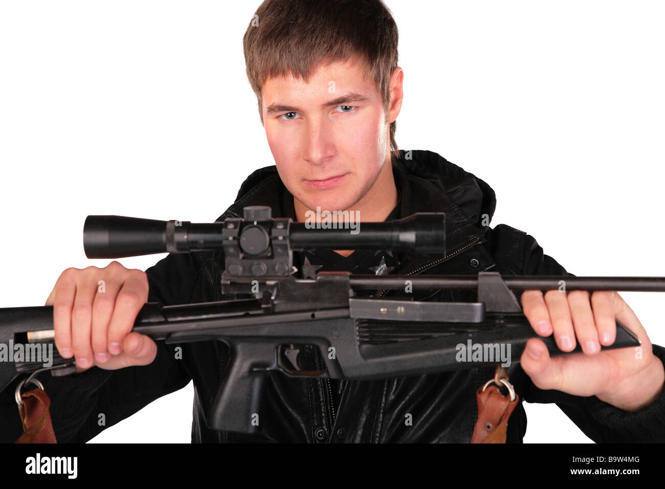 junger Mann hält Scharfschützengewehr Stockfoto