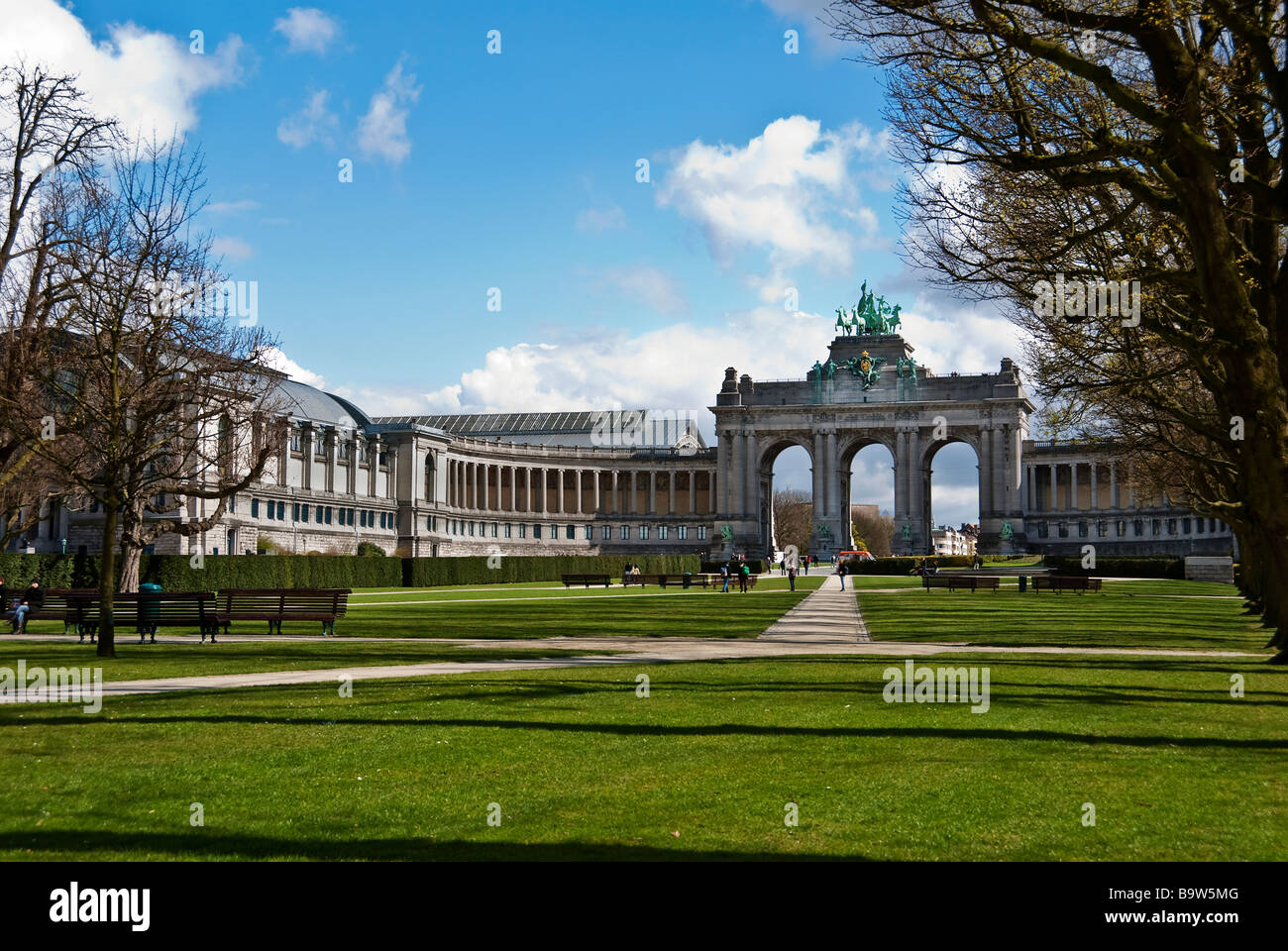 Königliches Museum der Streitkräfte und der Militärgeschichte und der Triumphbogen im Park Cinquantenaire in Brüssel, Belgien Stockfoto