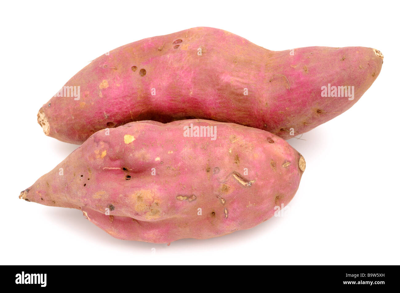 Süße Kartoffeln isoliert auf weißem Hintergrund Stockfoto