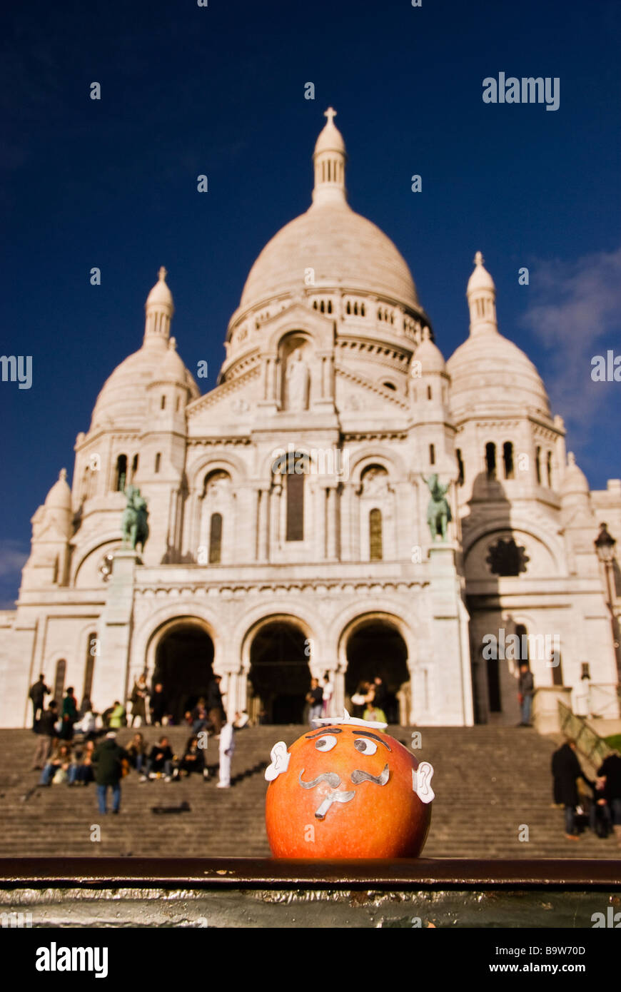 Neugierig Apple-Spielzeug vor der Basilika Sacre Coeur, Montmartre, Paris, Frankreich, Europa Stockfoto