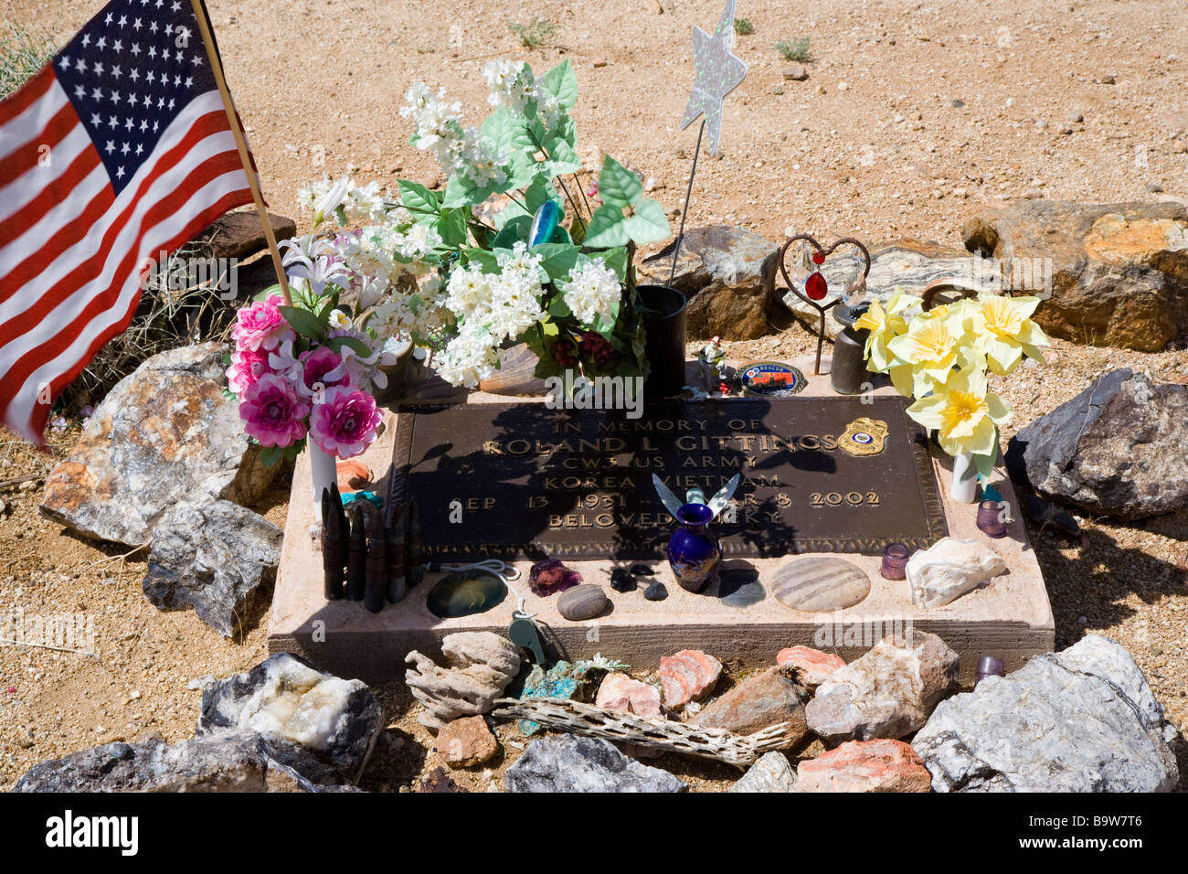 Wüste Friedhof mit Grabstein und amerikanische Flagge, Chlorid, Arizona, USA Stockfoto