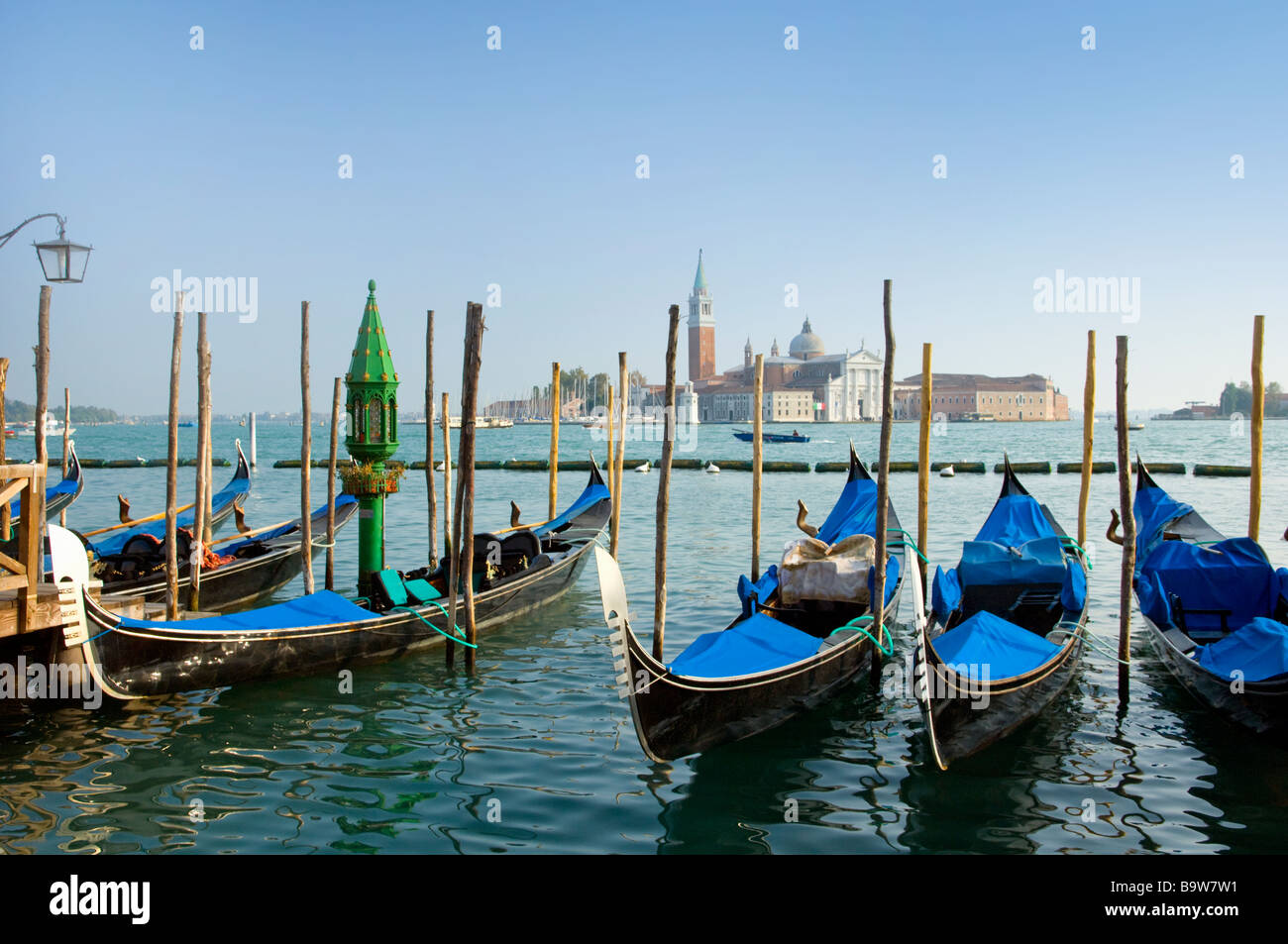 Eine Reihe von blauen Gondeln angedockt am Ufer in Venedig Italien Stockfoto