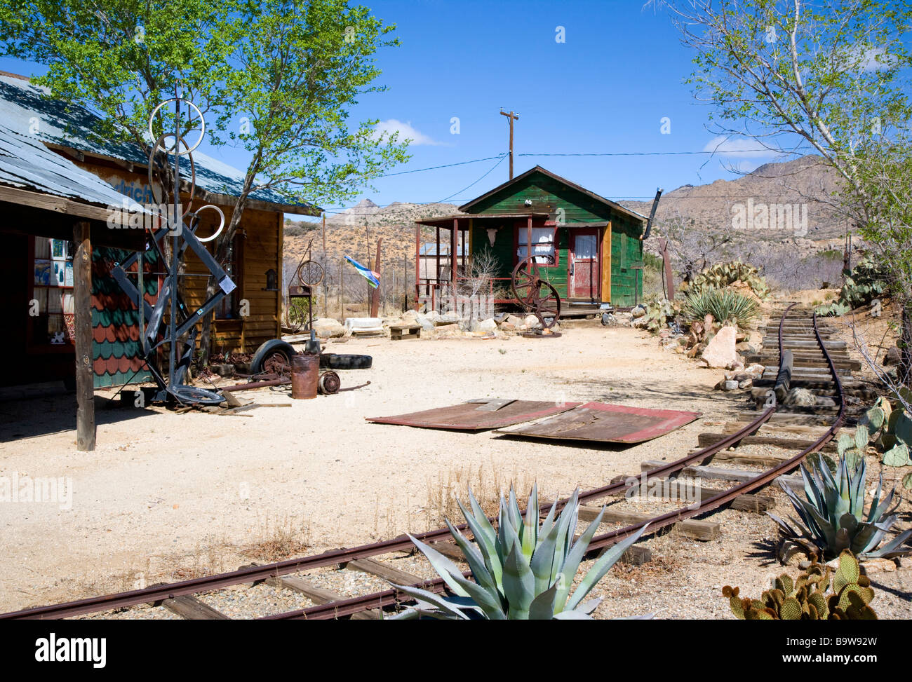 Alte Gebäude und Bergbau Zug verfolgen in den wilden Westen Stadt von Chlorid Arizona USA Stockfoto