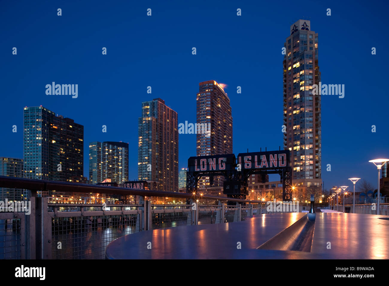 GROß APPARTEMENT GEBÄUDE GANTRY PLAZA STATE PARK LONG ISLAND CITY WATERFRONT QUEENS NEW YORK CITY USA Stockfoto