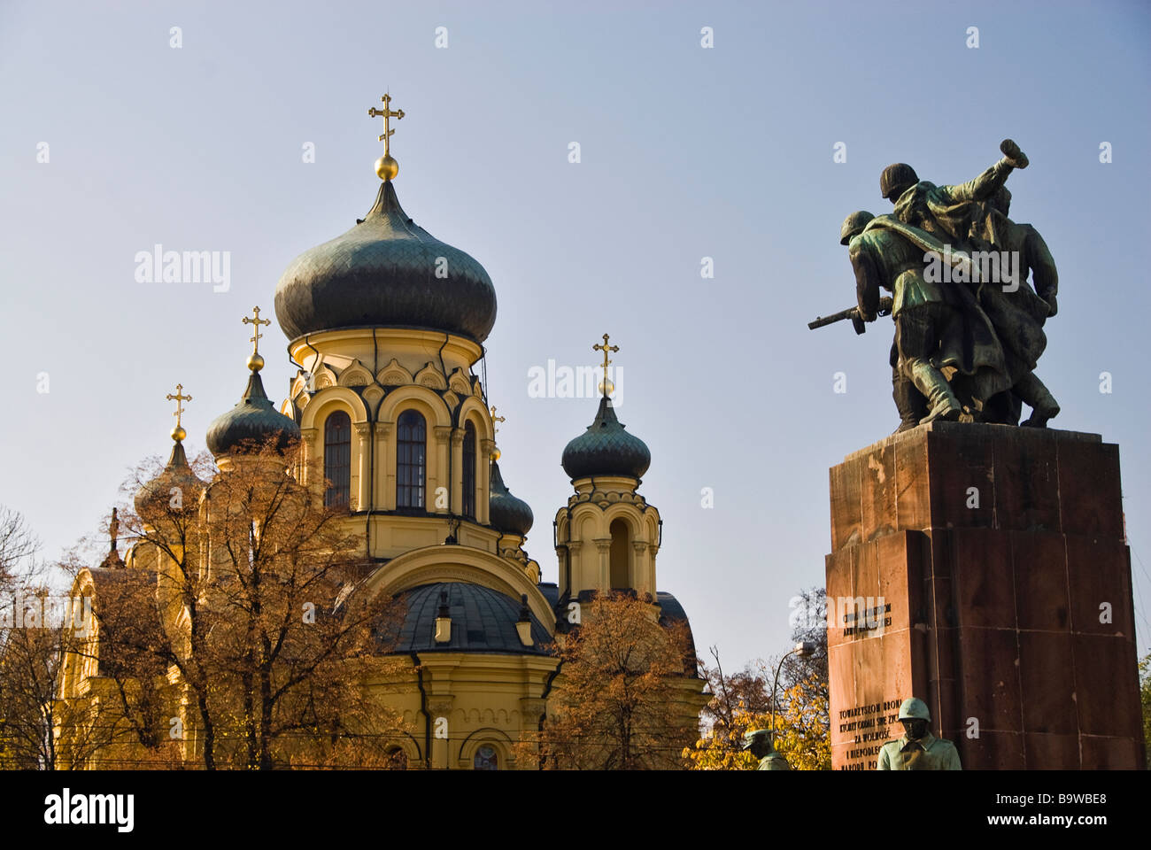Statue von Soldaten starten eine Granate vor der orthodoxen Kirche Marii Magdaleny, Warschau, Polen, Europa Stockfoto