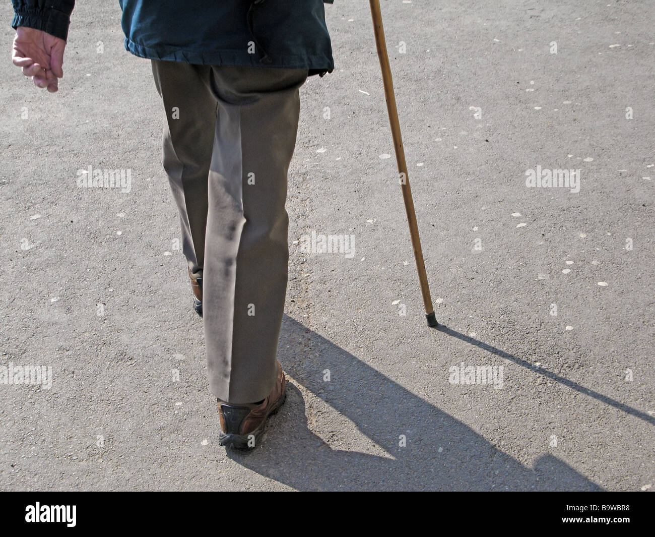 Ältere Wanderer mit Gehstock Stockfoto