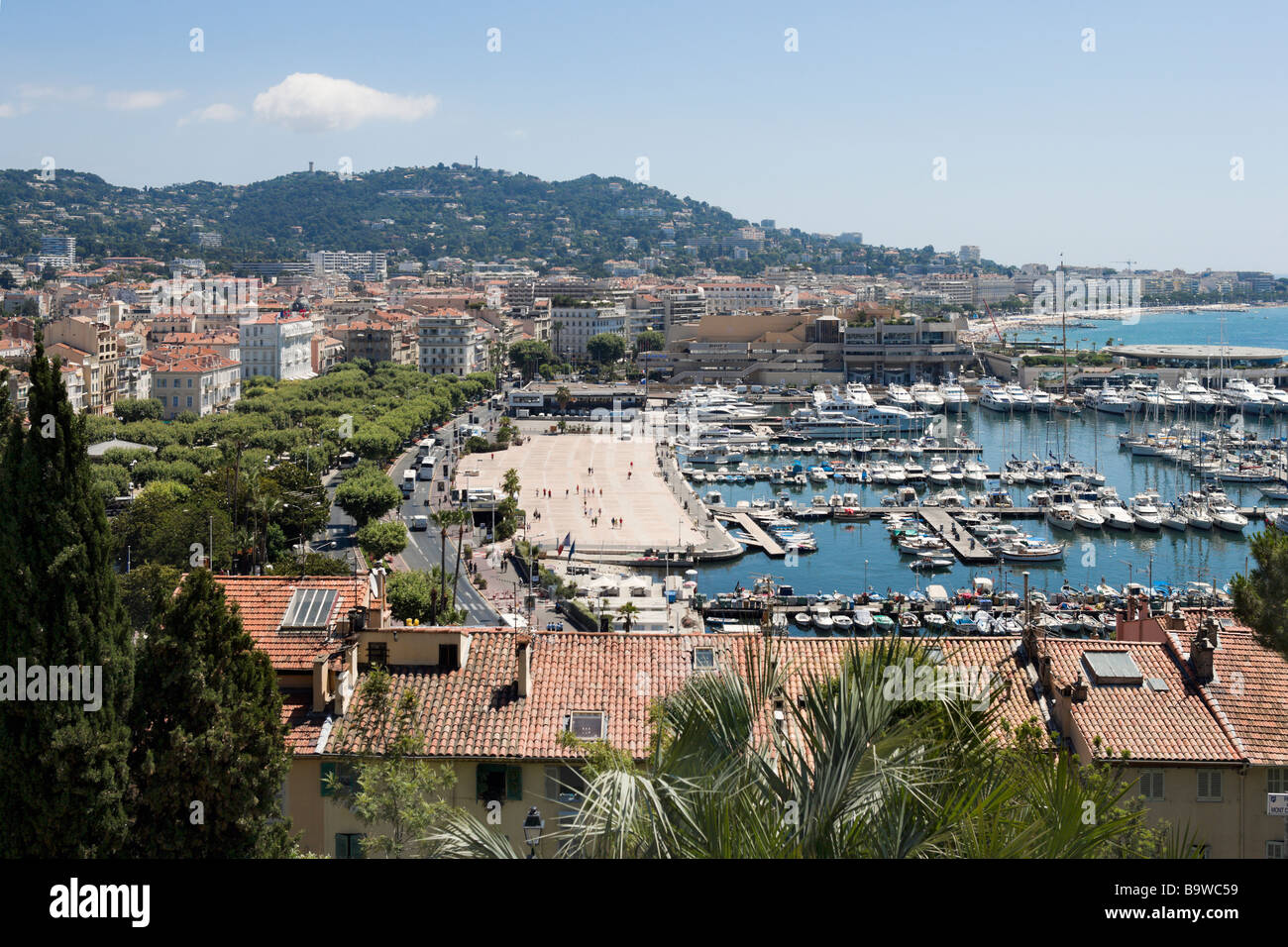 Blick über den Hafen und die Stadt von Musee du Castre auf Le Suquet Hill, Cannes, Côte d ' Azur, Provence, Frankreich Stockfoto