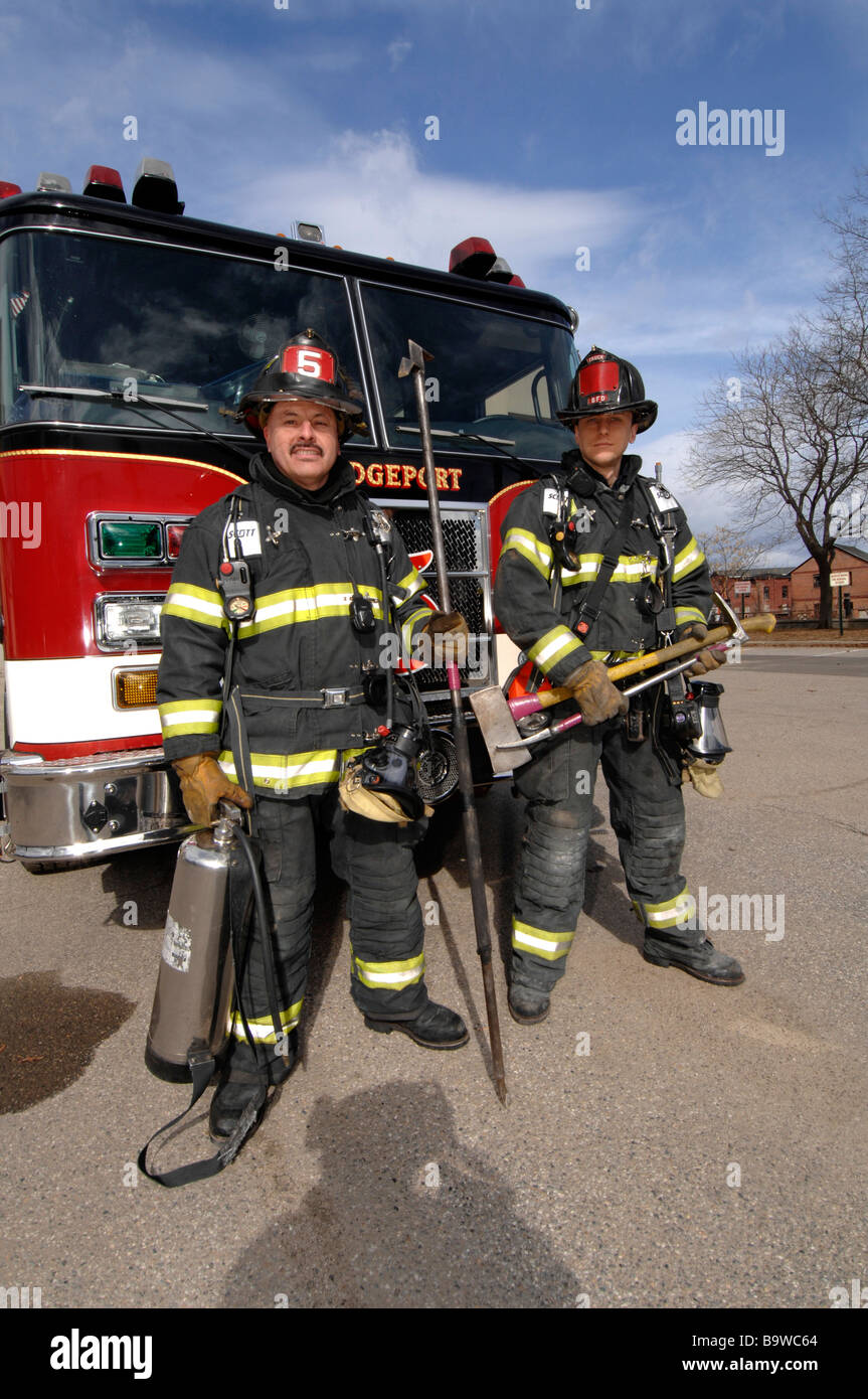 Feuerwehrleute mit all der Ausrüstung würden sie bei einem Anruf benutzen. Stockfoto