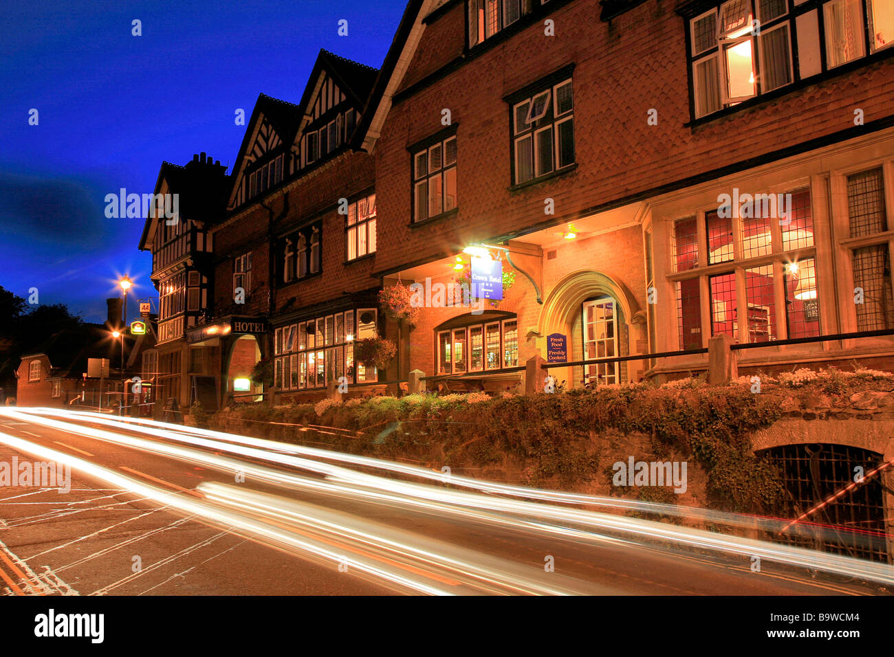 Traffic Routen außerhalb Best Western Crown Hotel Lyndhurst bei Nacht Hampshire England Großbritannien UK Stockfoto
