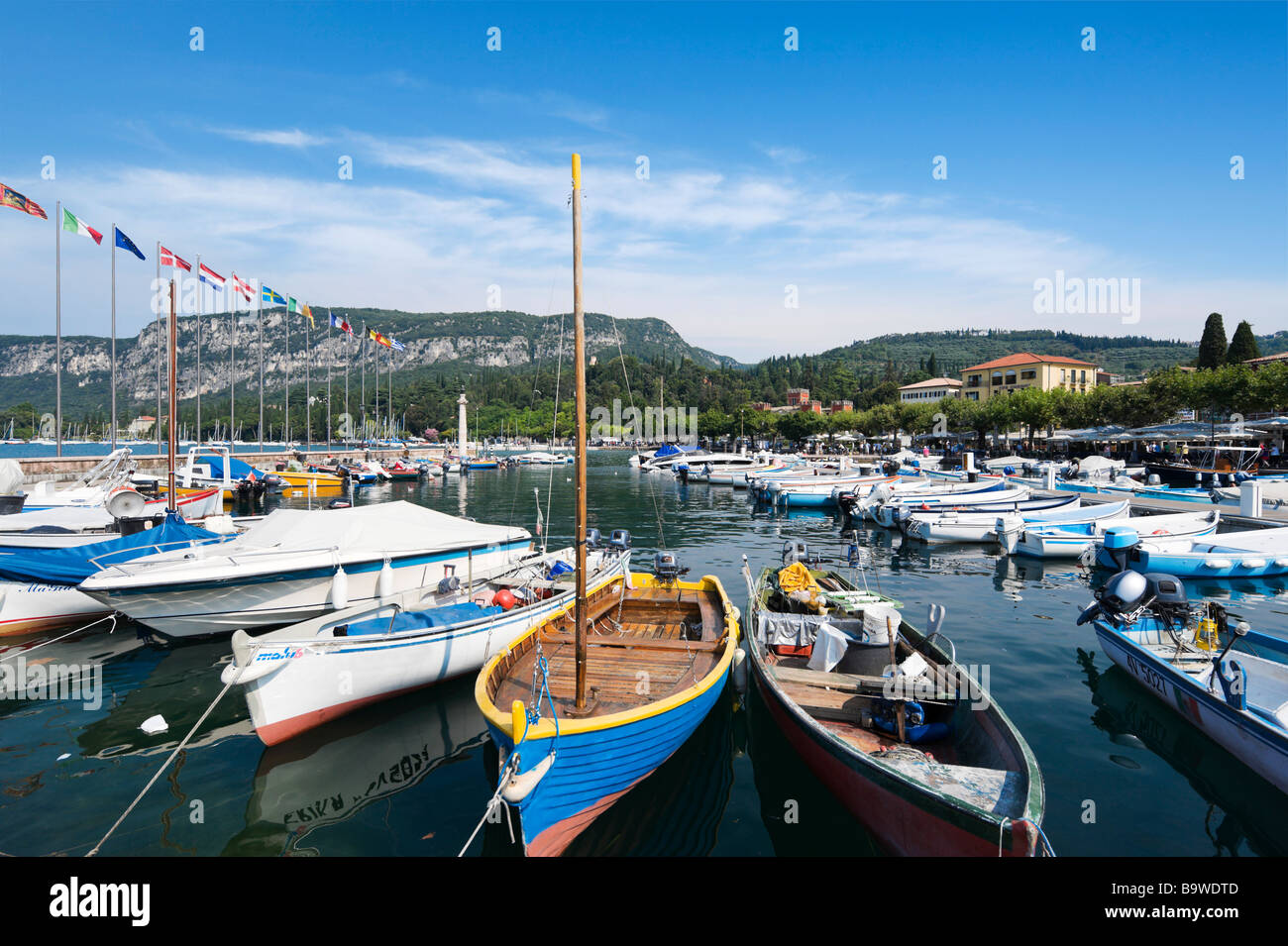 Angelboote/Fischerboote im Hafen von Garda, Gardasee, Italien Stockfoto