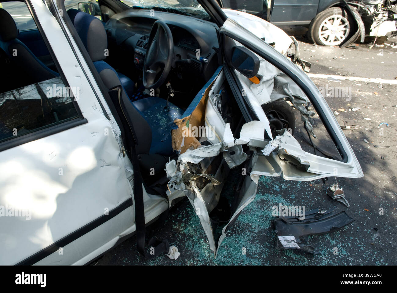Eine Limousine Autofahrer Tür aufgeschnitten, Insassen nach RTC freizugeben Stockfoto