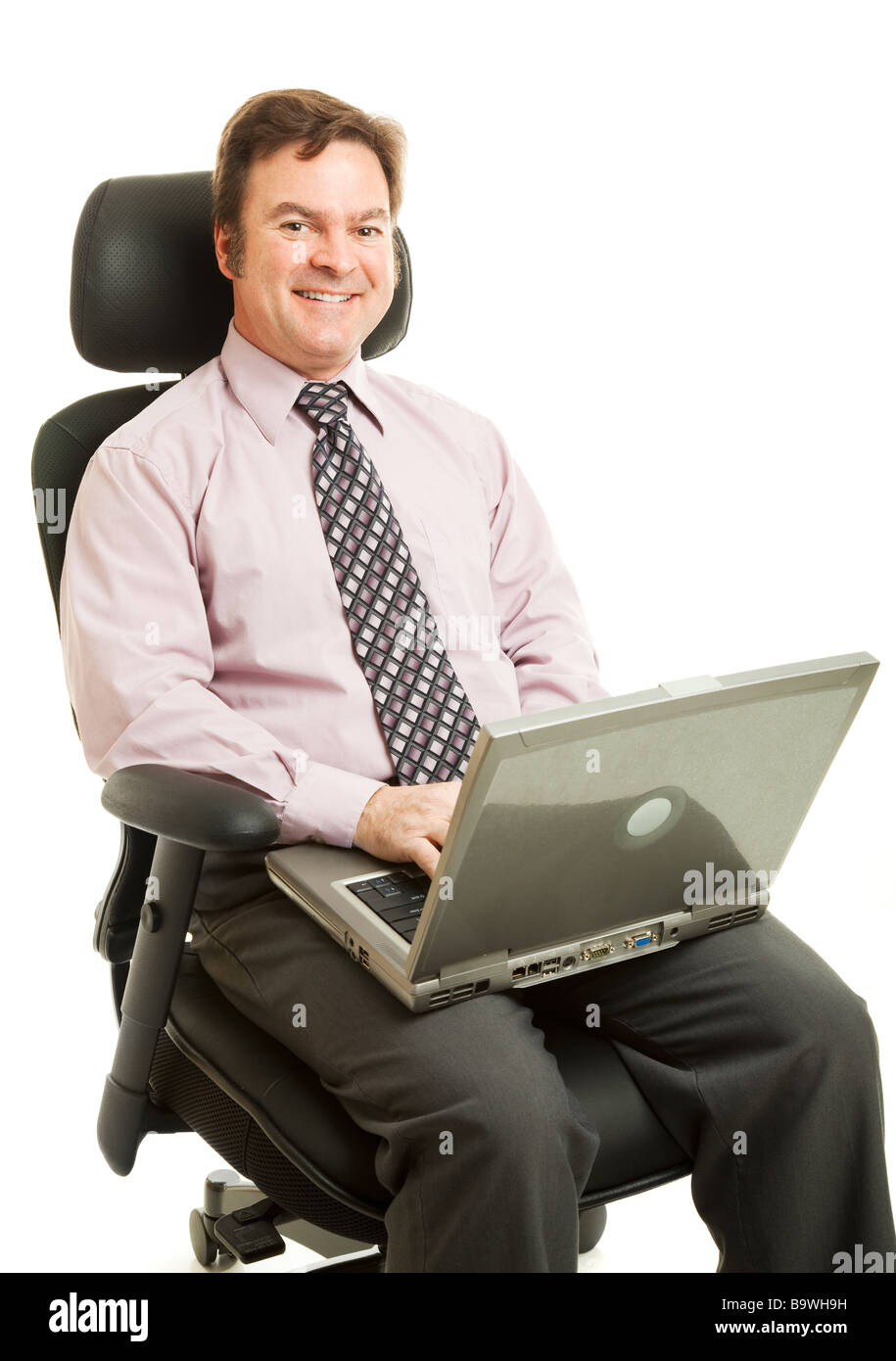 Gut aussehend Geschäftsmann sitzen und arbeiten in einem ergonomischen Stuhl isoliert auf weiß Stockfoto