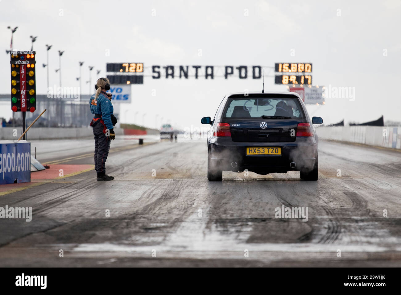 Ein Mk4 VW Golf R32 wartet an der Startlinie des Viertel Meile Drag Strip in Santa Pod Stockfoto