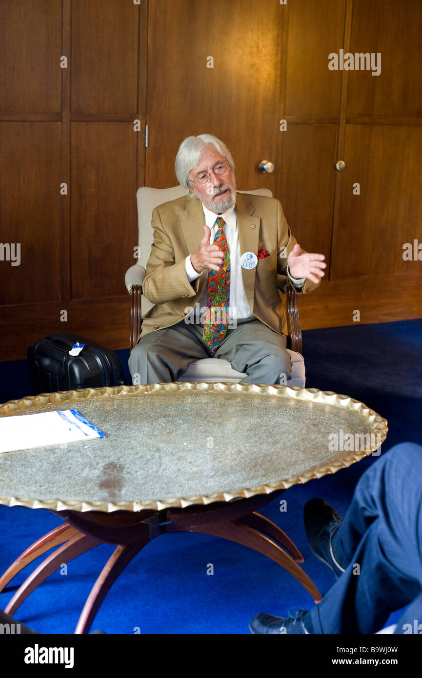 Jean-Michel Cousteau spricht mit der Lieutenant Governor of California im California State Capitol building Stockfoto